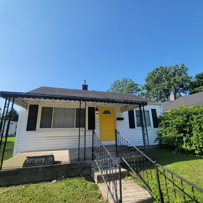 Building Photo - Near Southeast 2BR House w/Garage!