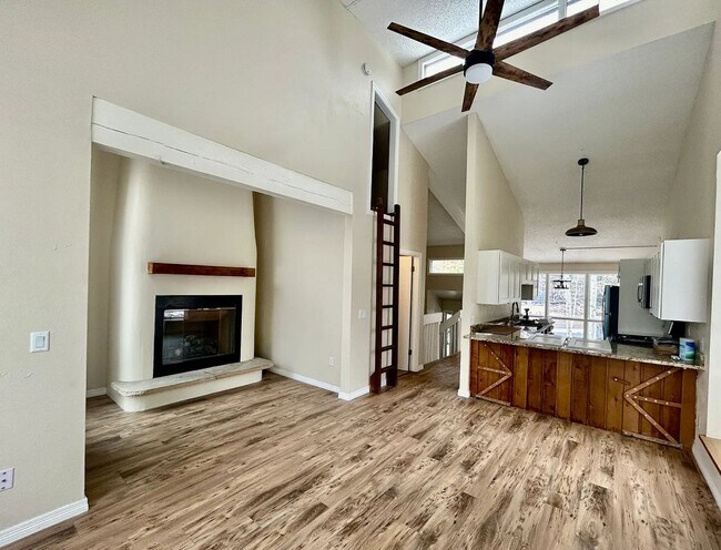 864 Spruce Ct