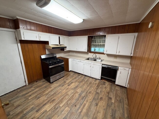 Photo - Spacious 3 Bedroom Home