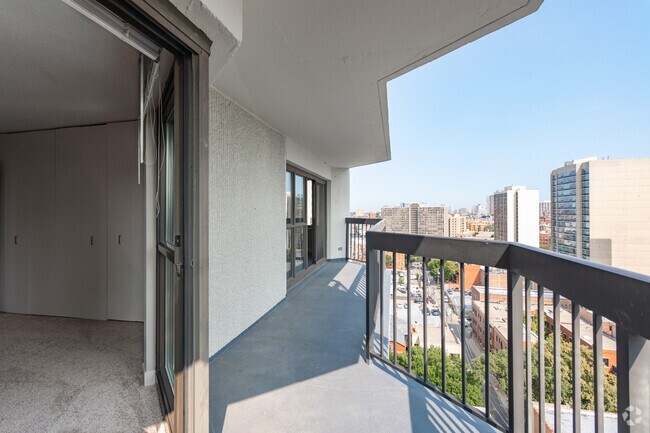 Photo - 2555 N Clark St