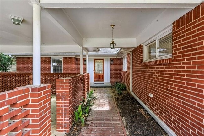 Photo - 2581 Sharondale Dr NE