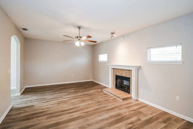 Photo - 1611 Northglen Cir