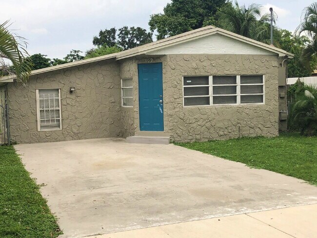 Building Photo - Cute & Cozy 2BD/2BA + Bonus Room Available... Rental