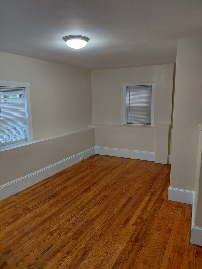 Living room - 41 Saratoga Ave