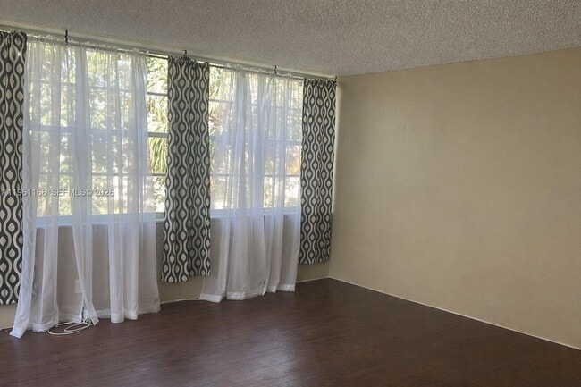 Building Photo - 2761 Taft St Unit 304