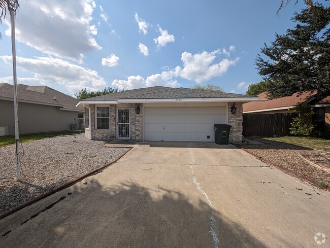 Building Photo - 2213 Lake View Dr Rental