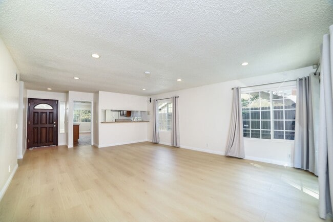 Photo - 1728 W Phillips Dr