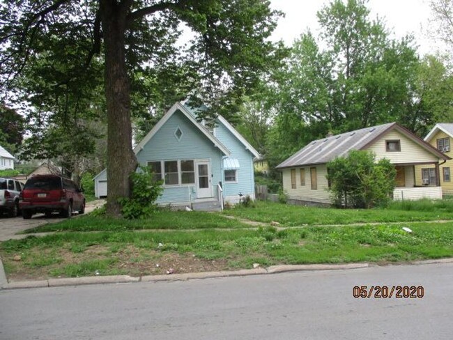 Building Photo - 3 bed 1 bath with a detached garage and la...