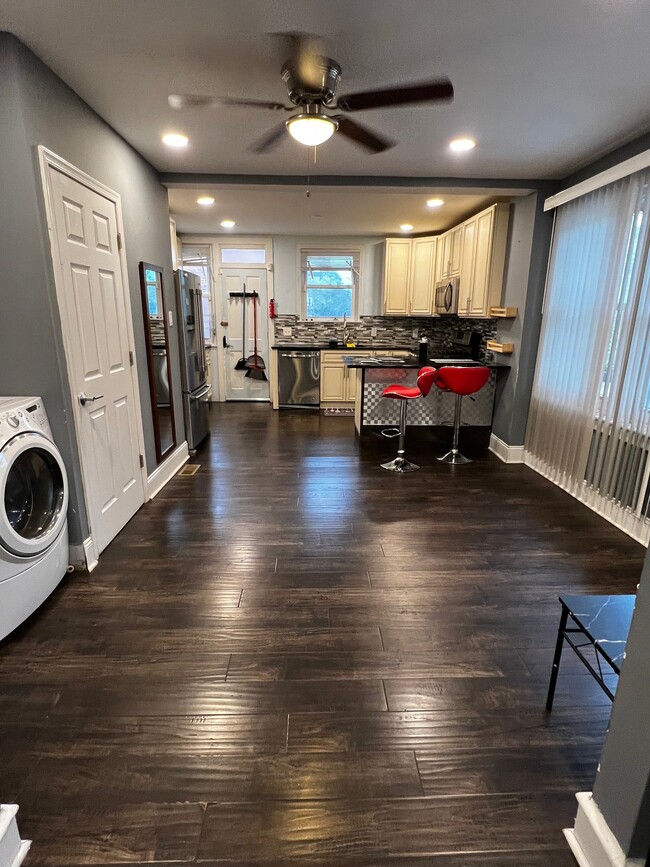 Photo - 634 N 67th St