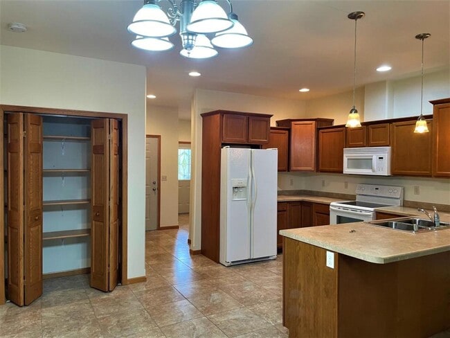 Building Photo - 623 S Cherry Ln Rental