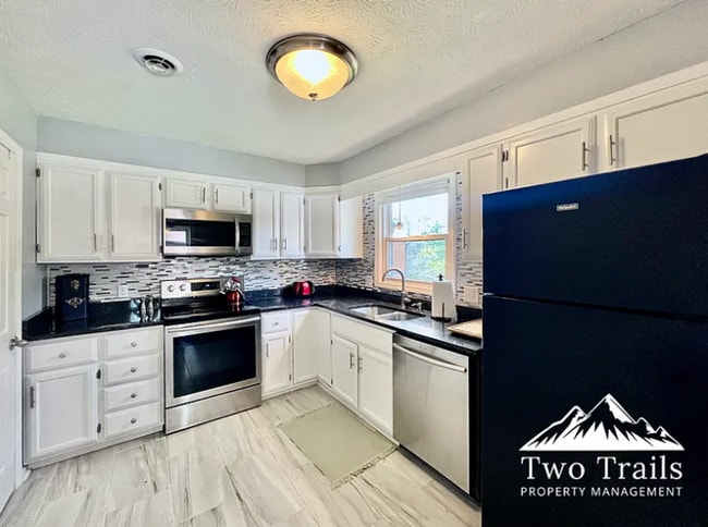 Photo - CHARMING UPSTAIRS CONDO IN HENDERSONVILLE