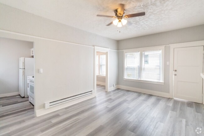 Building Photo - 1049 E 5th St Rental
