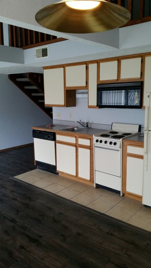 Building Photo - Nice 2 bedroom 2 bath Loft apartment in Br... Unit 6