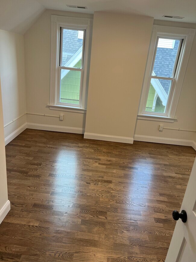 Photo - 470 Howard Ave