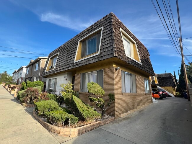 Building Photo - 2650 E 19th St Unit 3 Rental
