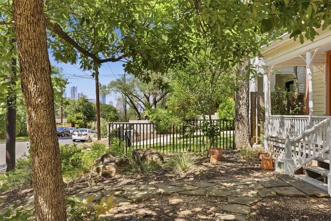 Photo - 1613 Drake Ave