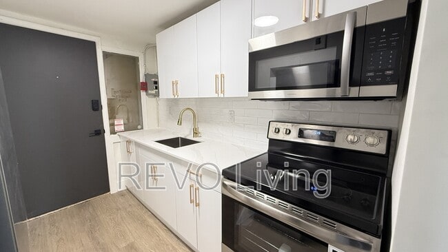 Building Photo - 4587-4587 Ryerson Crescent Unit 3