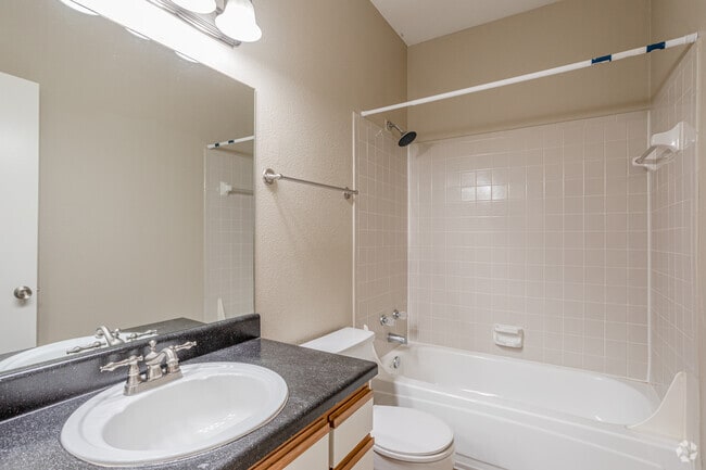 2BR, 2BA - 1,042 SF
