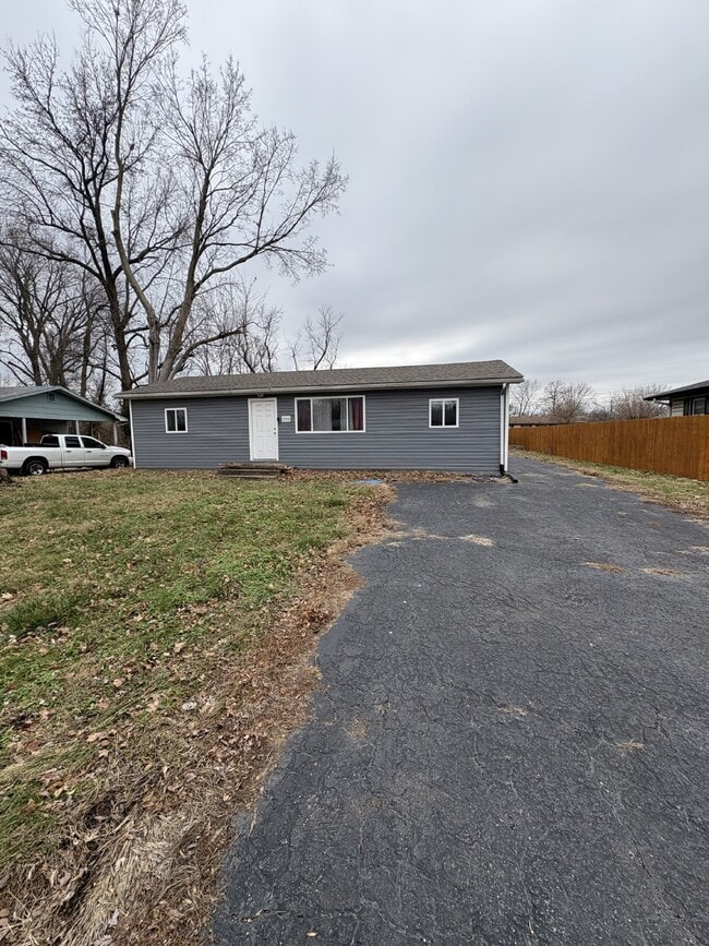 "3-Bedroom Retreat in Cahokia Heights – Co... - "3-Bedroom Retreat in Cahokia Heights – Co... Apartamento