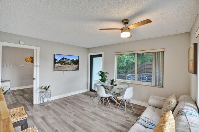 Photo - 335 SW 20th St Unit 10