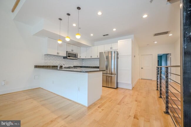 Building Photo - 1328 Maryland Ave NE Unit 3