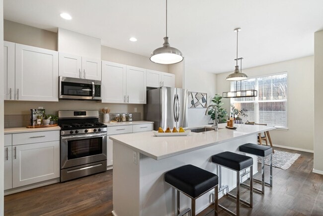 Building Photo - Pet Friendly Three Bedroom Townhome