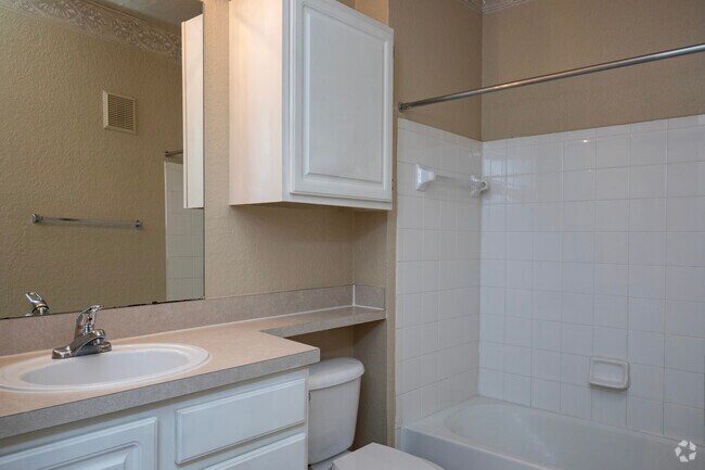 1BR, 1BA - 784SF - 5501 Legacy Crescent Pl Riverview, FL 33578-3833