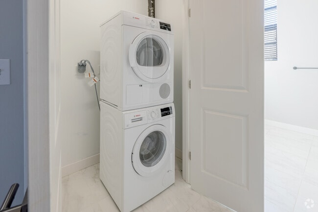 2 BR, 1 BA