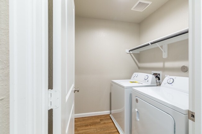 Building Photo - 215 Pk Pl Cir Unit D