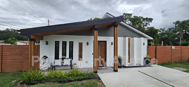 Photo - 2319 Drake Dr