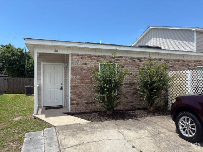 Building Photo - 30 Chatelaine Cir SE Rental