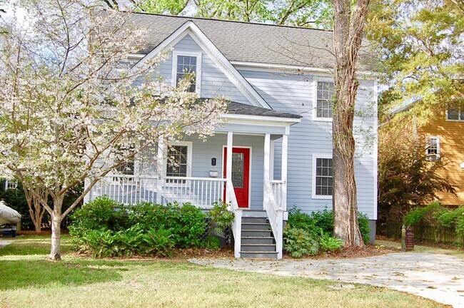 Building Photo - Location, location, location! Lovely 2 be... Rental