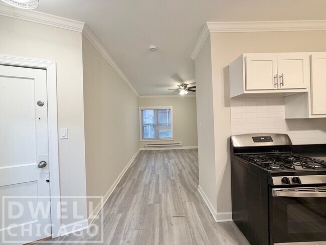 Photo - 727 W Roscoe St