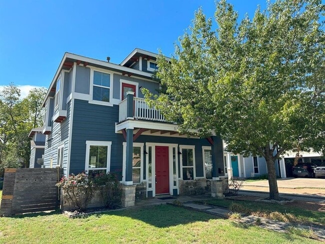Photo - 505 W N Loop Blvd