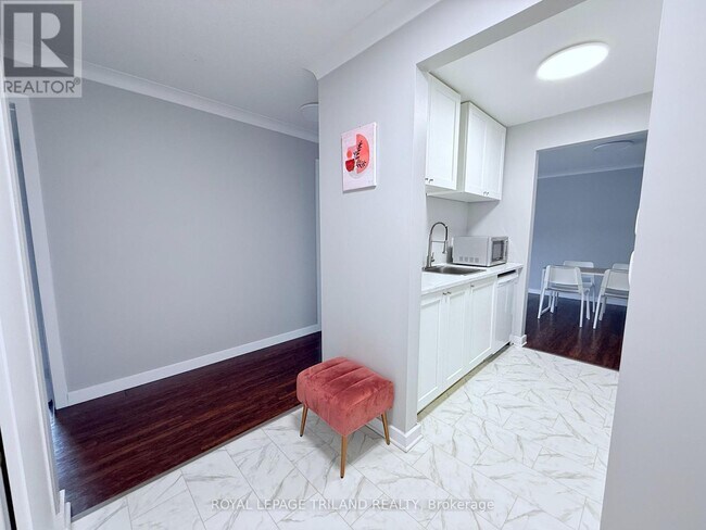 Photo - 737 Deveron Crescent Unité 208