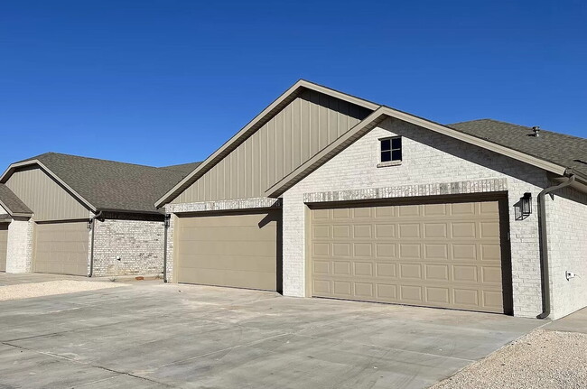 Building Photo - Like new 2/2 Townhome