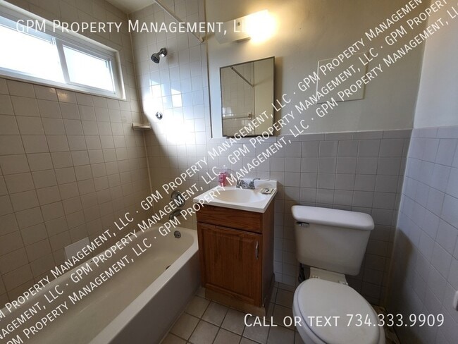 Photo - 32256 Oscoda Ct