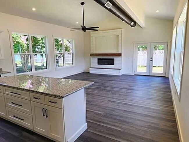 Photo - Bright & Modern Newly Built Home!!