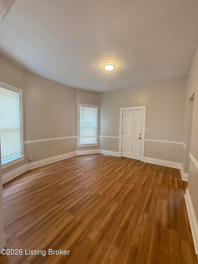 Photo - 2547 Bank St