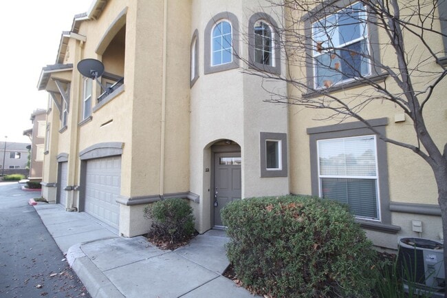 Building Photo - Condo | 2 Bed | 2 Bath | 1728SF | Tenant P...