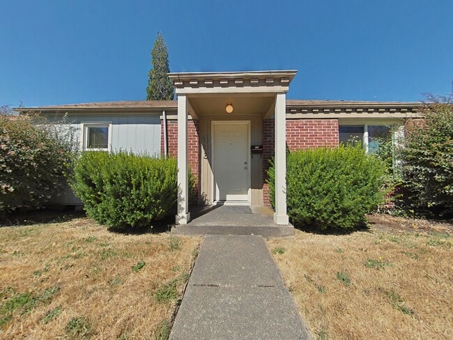 Building Photo - 3 Bedroom House ~ Close to Campus ~ Pet Fr...