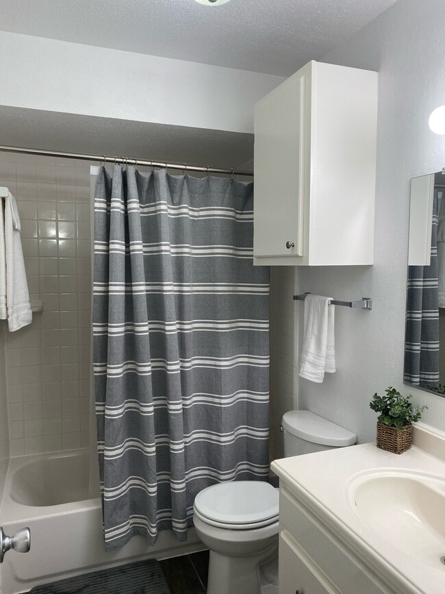 Building Photo - Two Bedroom in Oaklawn Unit 201