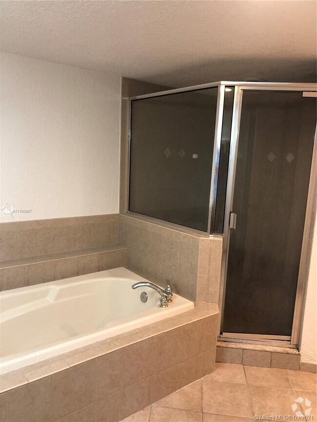 Building Photo - Three Bedroom unit in Victoria Park - Pine... Rental