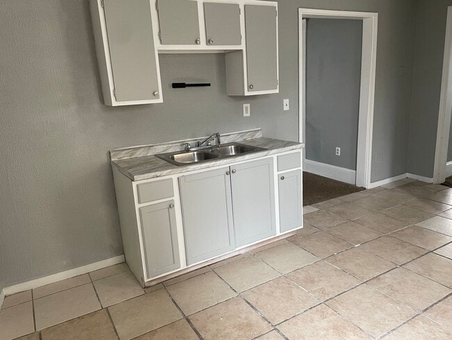 Photo - 4 BED 1 BATH SINGLE FAMILY HOME IN CLEVELAND!