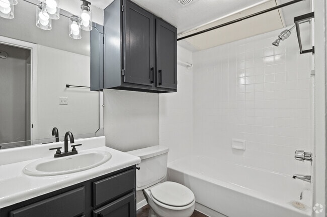1BR, 1BA - 634SF - BATH