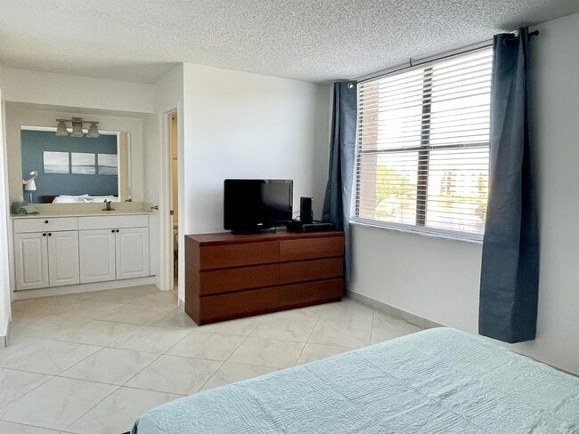 Photo - 2455 Lindell Blvd Unit Delray Racquet club