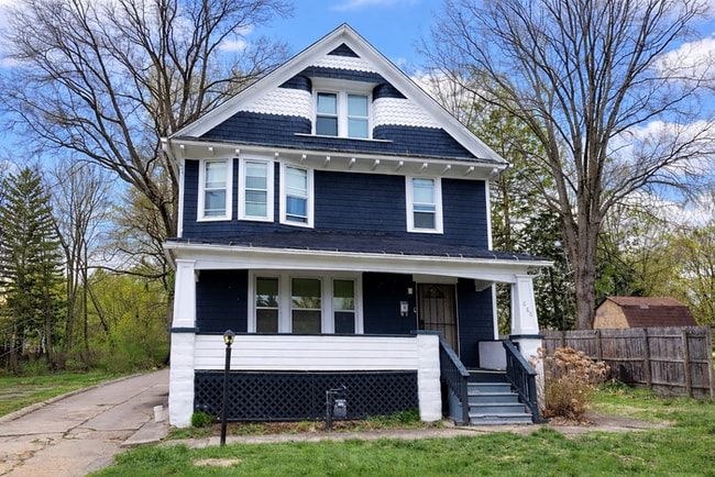 Building Photo - 686 East Ave