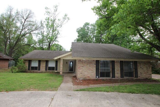 Charming 4-Bedroom Home with Mother-in-Law... - Charming 4-Bedroom Home with Mother-in-Law...