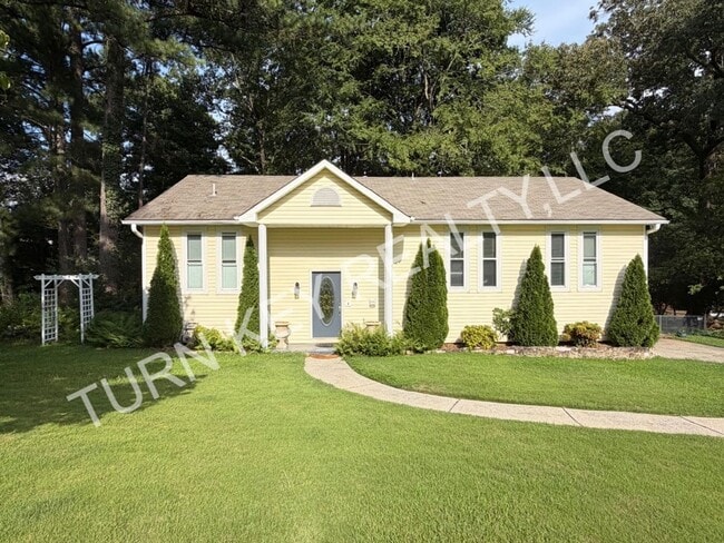 Building Photo - 2221 Diane Dr