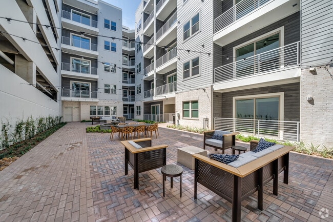 Courtyard - The Flats at West Alabama